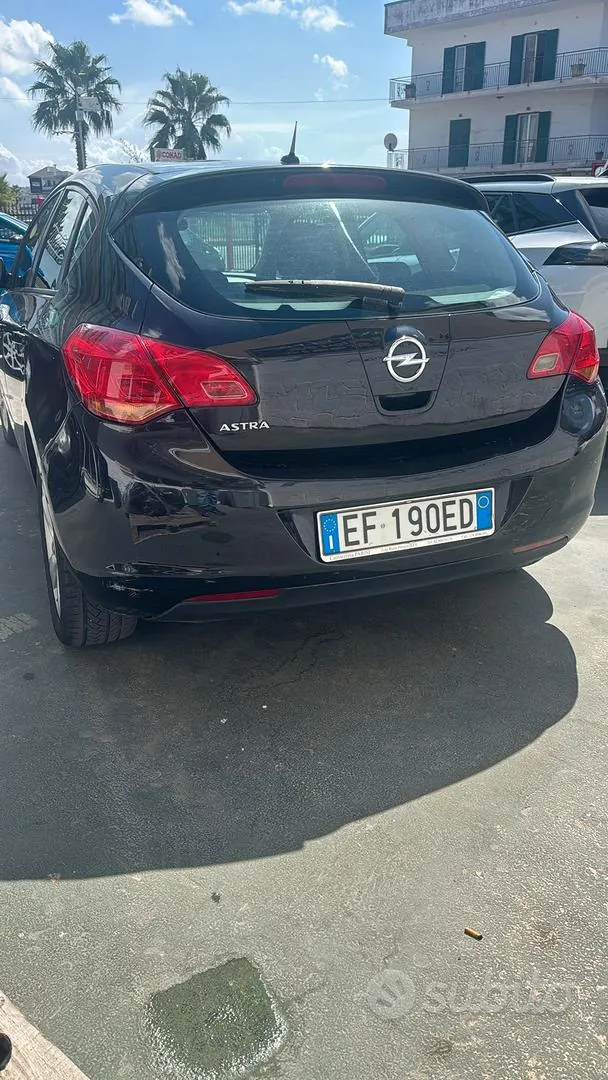 Opel Astra 2011 photo 2