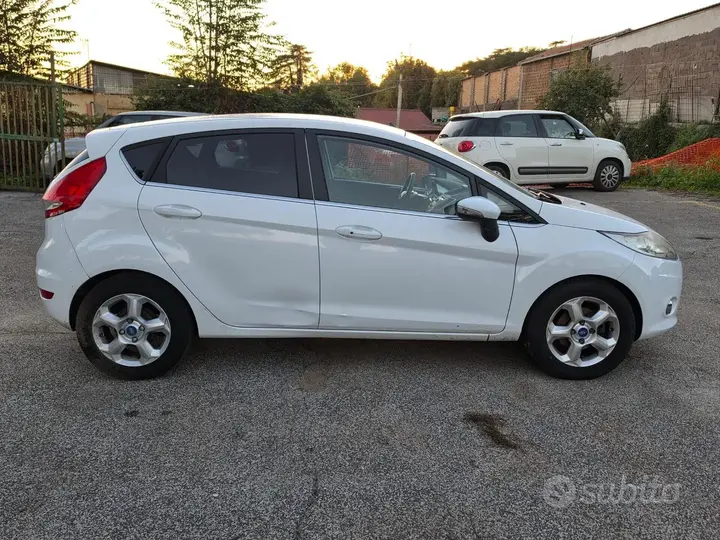 Ford Fiesta 2011 photo 4