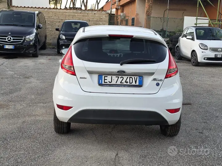 Ford Fiesta 2011 photo 2