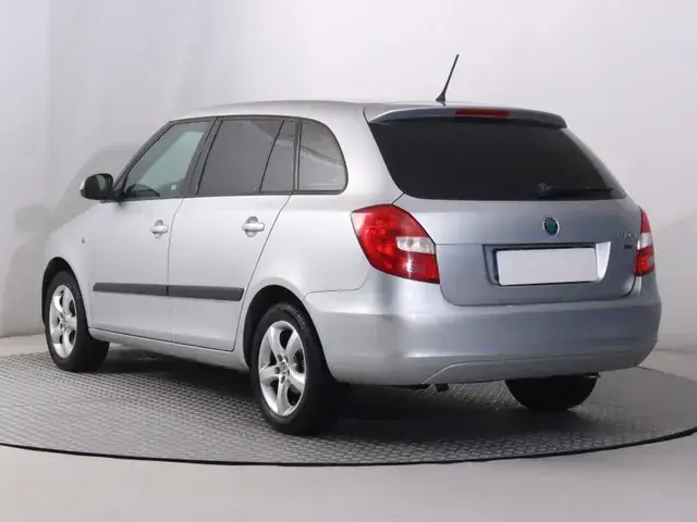 Skoda Fabia 2012 photo 3