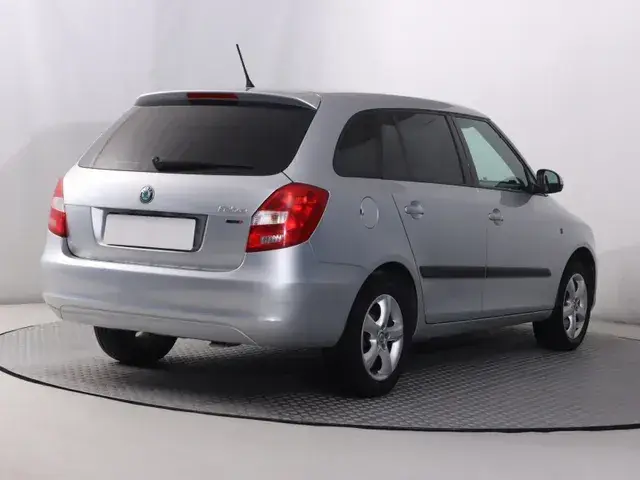Skoda Fabia 2012 photo 4