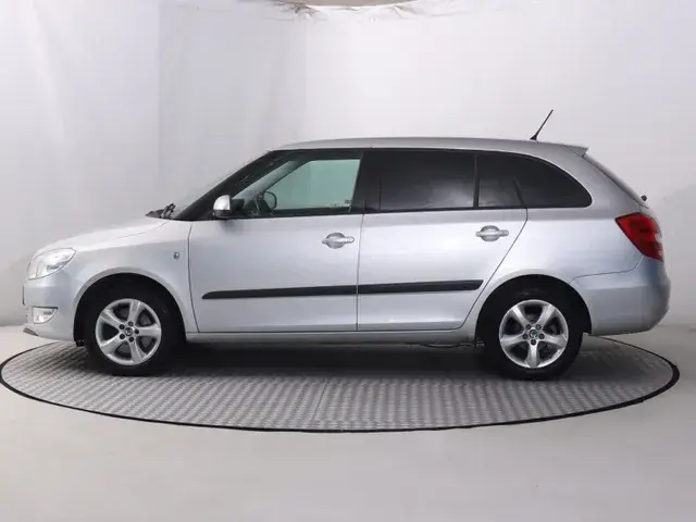 Skoda Fabia 2012 photo 2