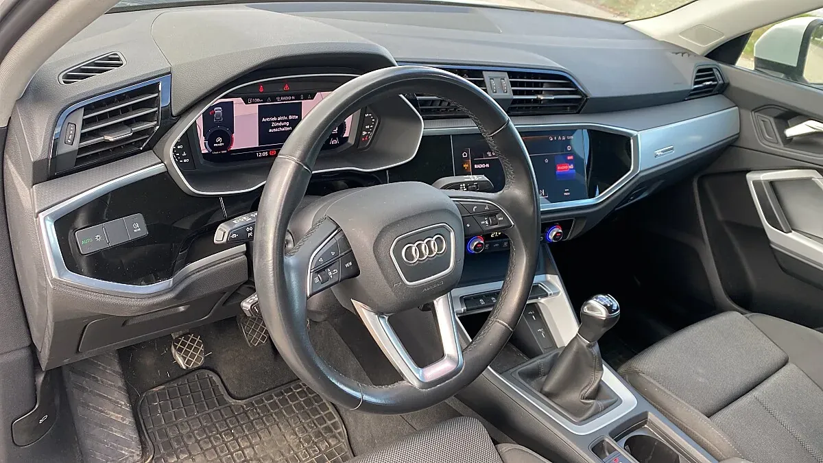 Audi Q3 2022 photo 2