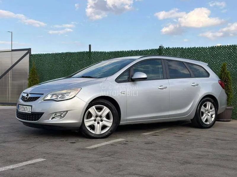 Opel Astra J 2011 photo 4