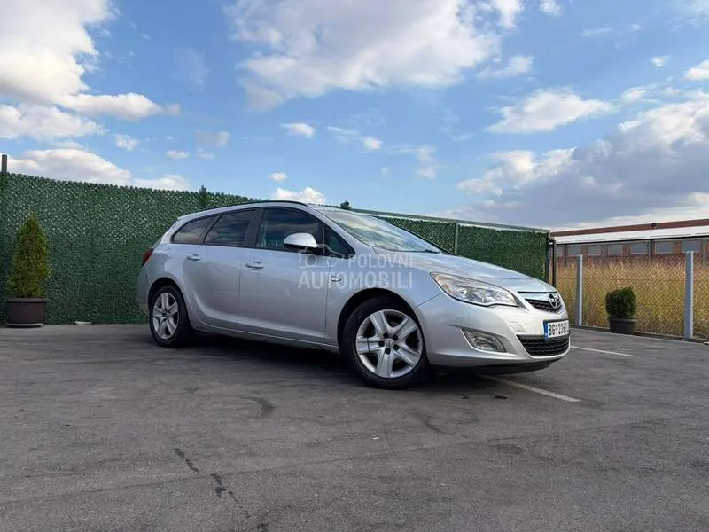 Opel Astra J 2011 photo 2