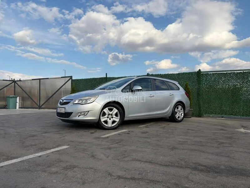 Opel Astra J 2011 photo 3