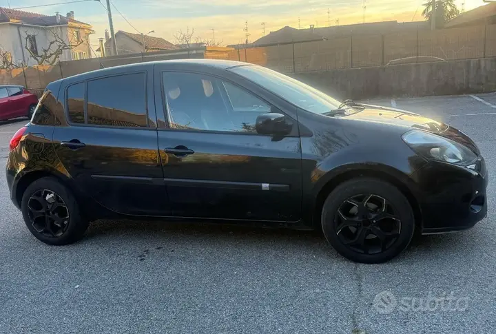 Renault Clio 2011 photo 2