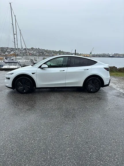 Tesla Model Y 2025 photo 4