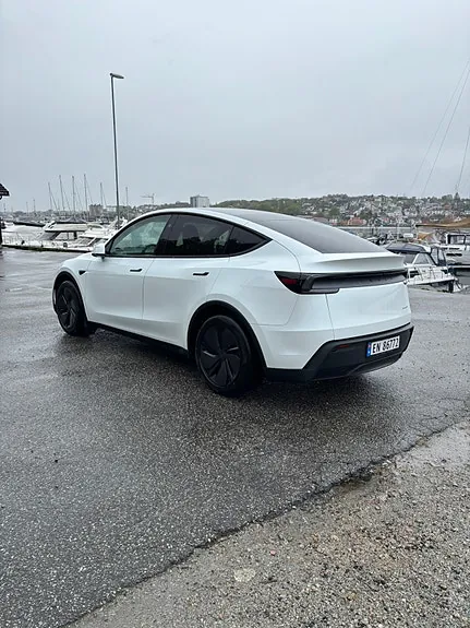 Tesla Model Y 2025 photo 5