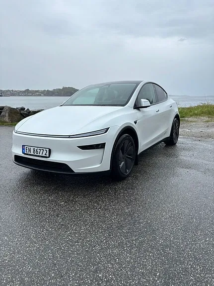Tesla Model Y 2025 photo 3