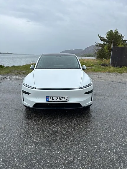 Tesla Model Y 2025 photo 2