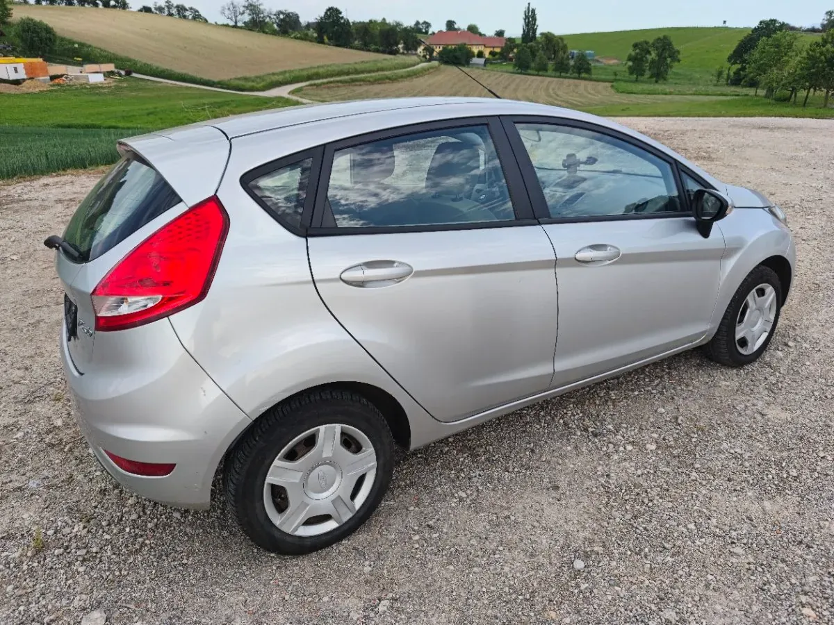 Ford Fiesta 2009 photo 2