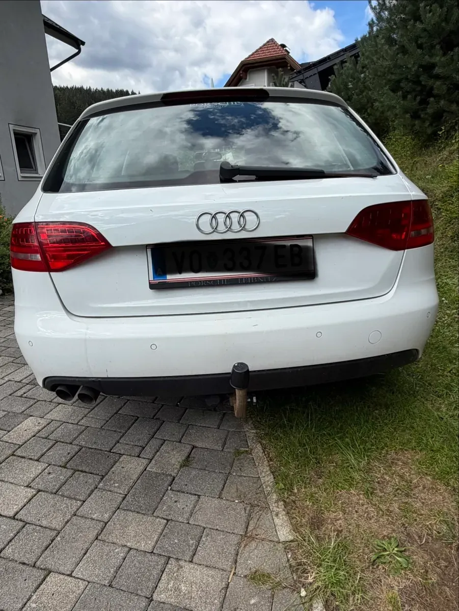 Audi A4 2011 photo 2