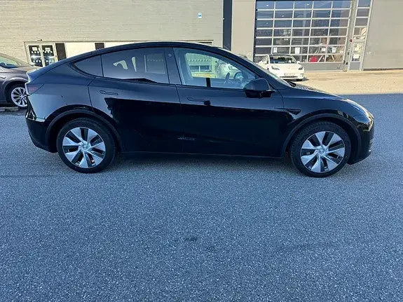 Tesla Model Y 2023 photo 2