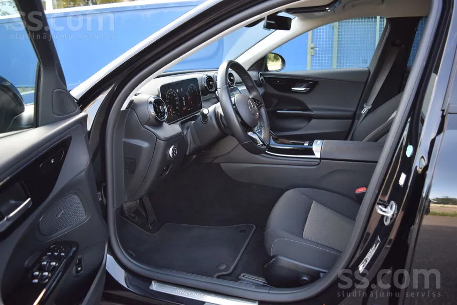 Mercedes-Benz C200 2023 photo 3