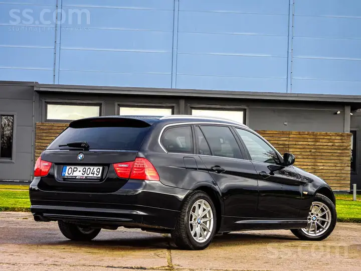 BMW 320D Touring 2010 photo 4