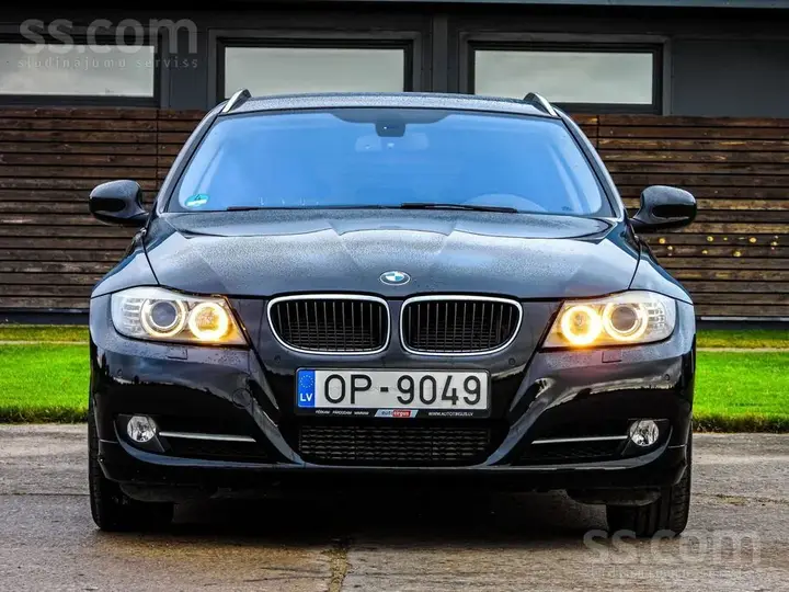 BMW 320D Touring 2010 photo 2