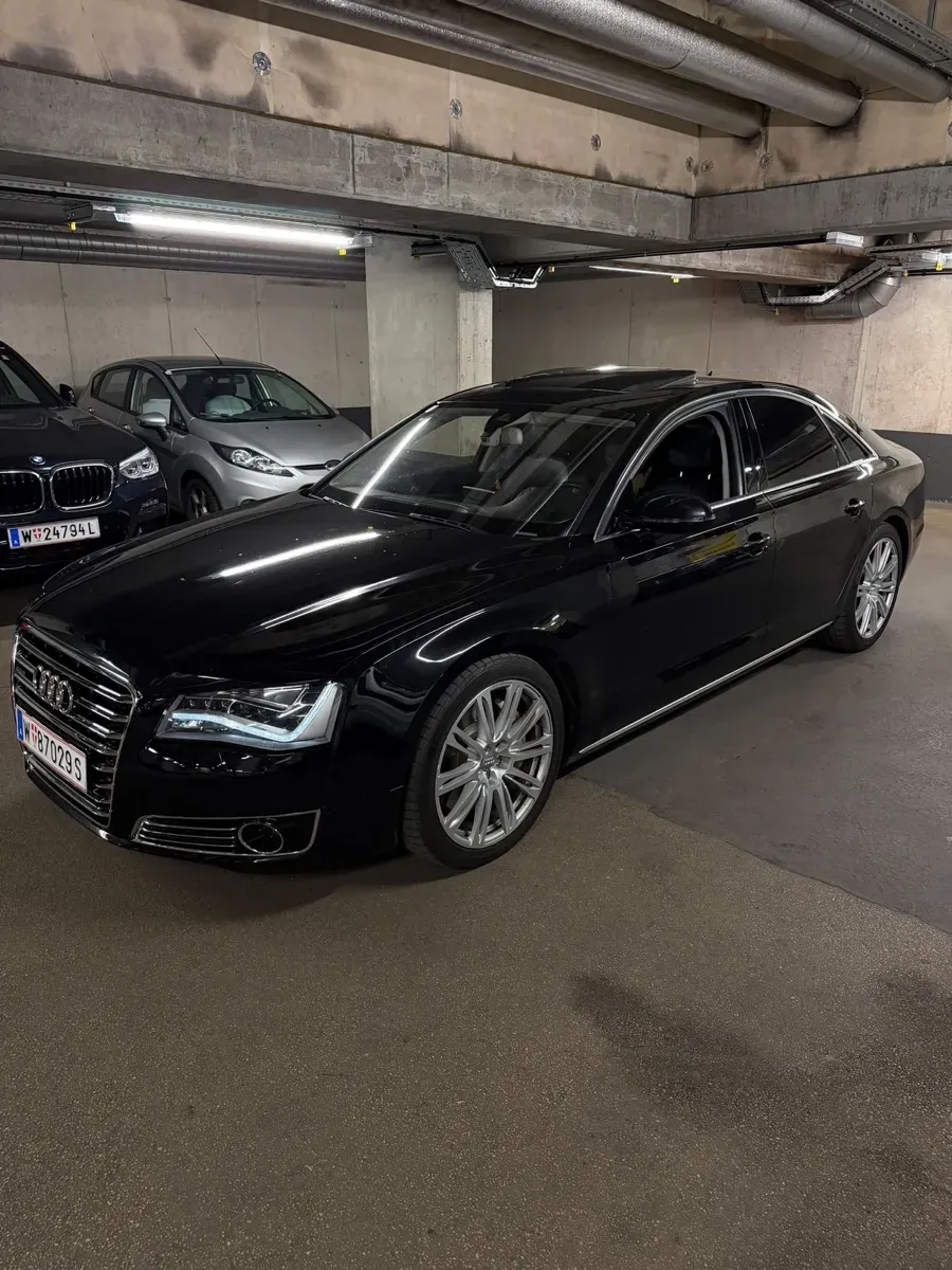 Audi A8 2011 photo 2