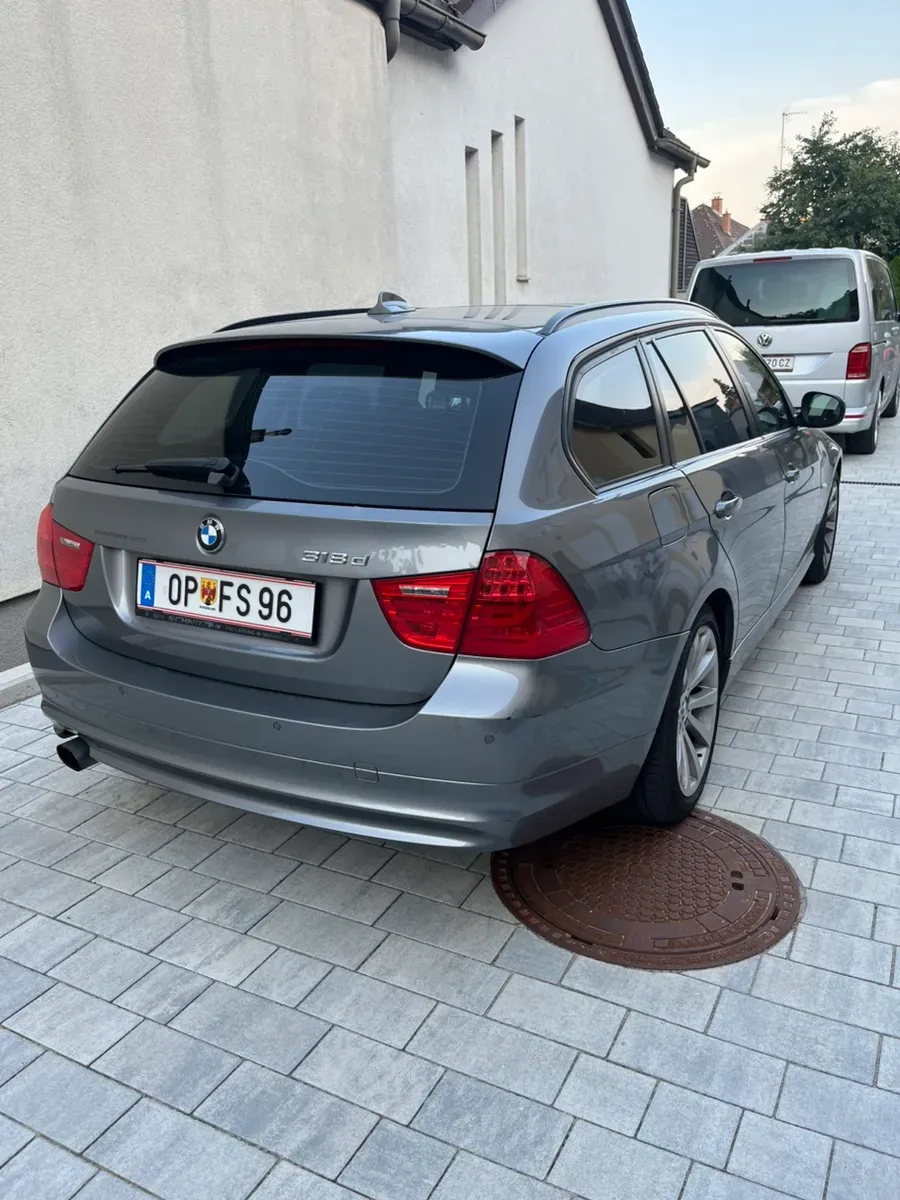 BMW 3 Series 2010 photo 3