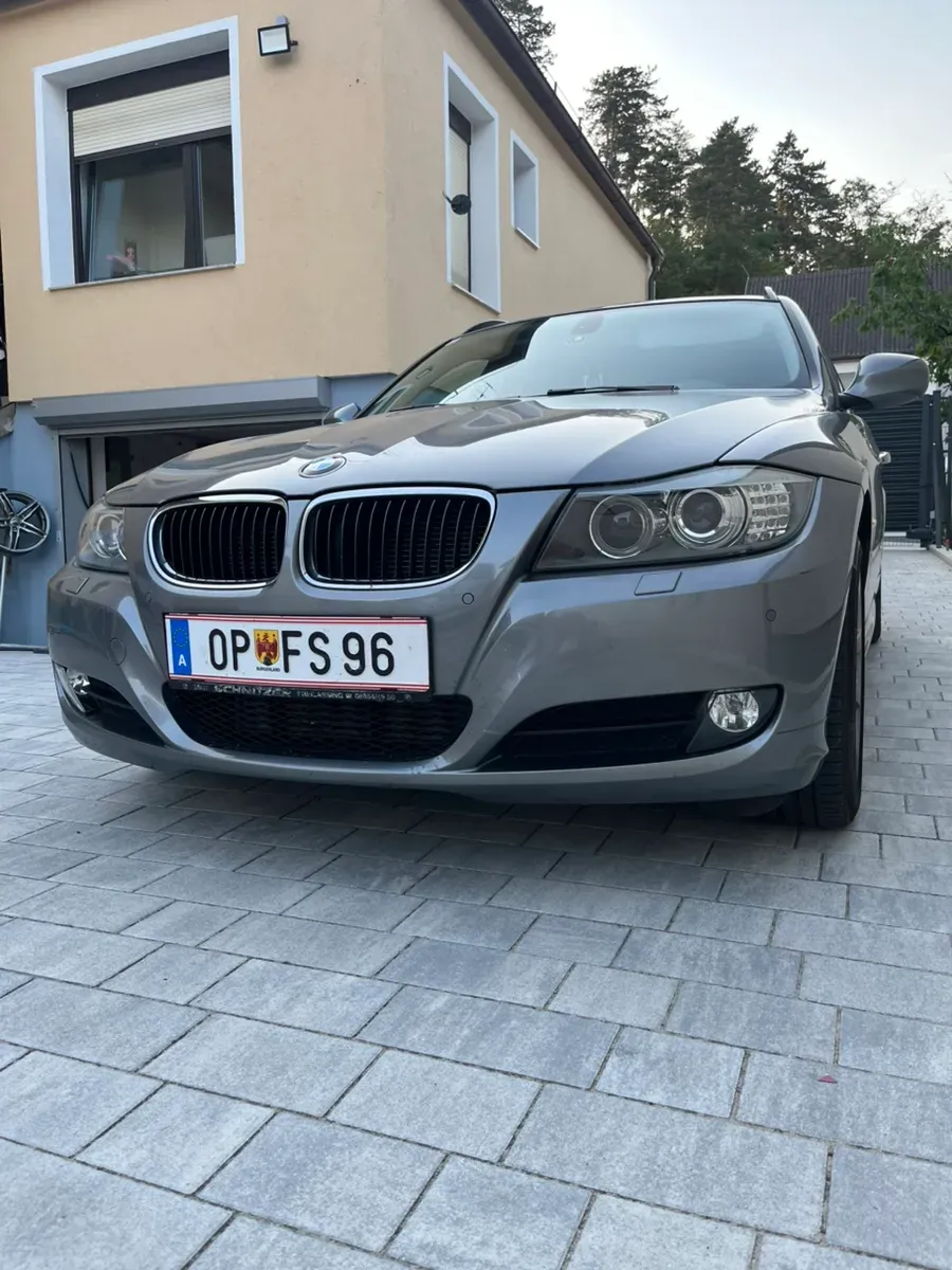 BMW 3 Series 2010 photo 2
