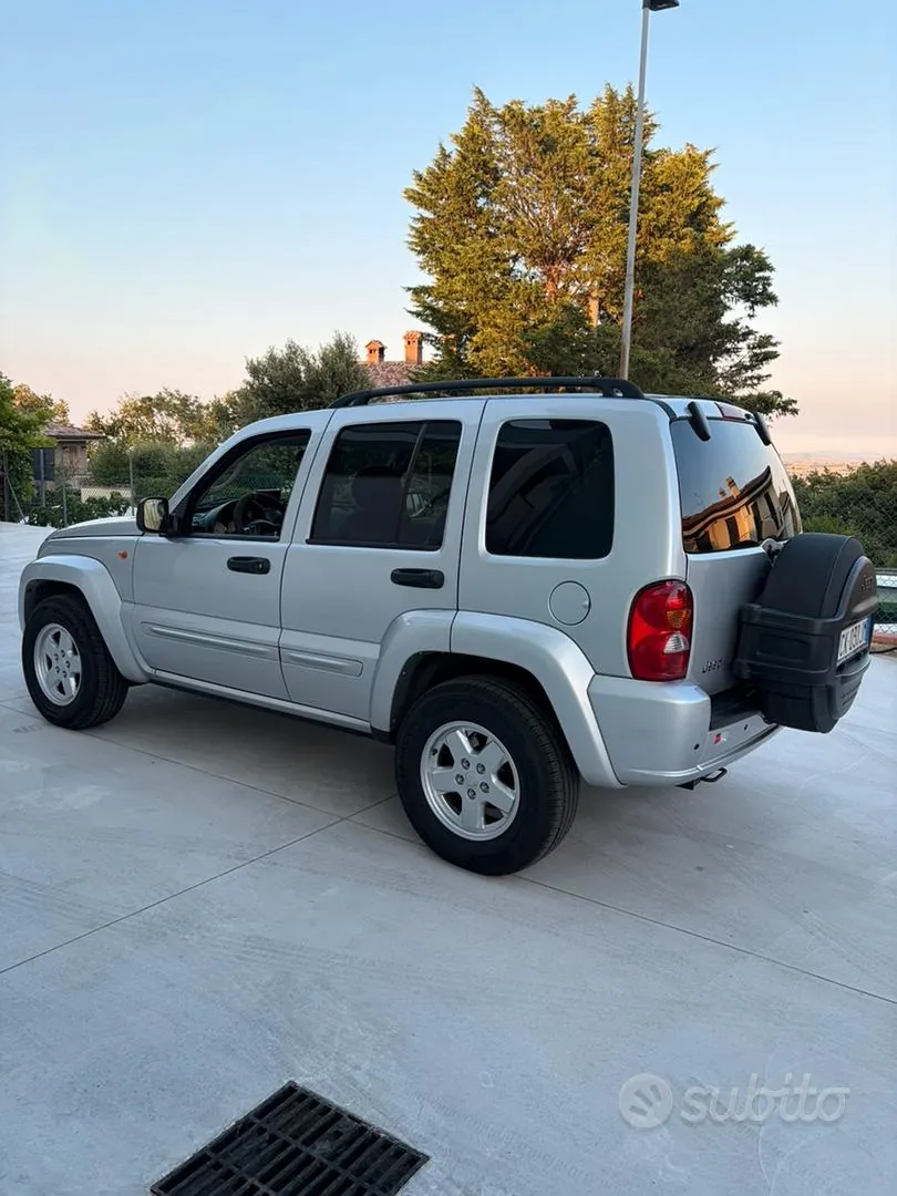 Jeep Cherokee 2004 photo 3