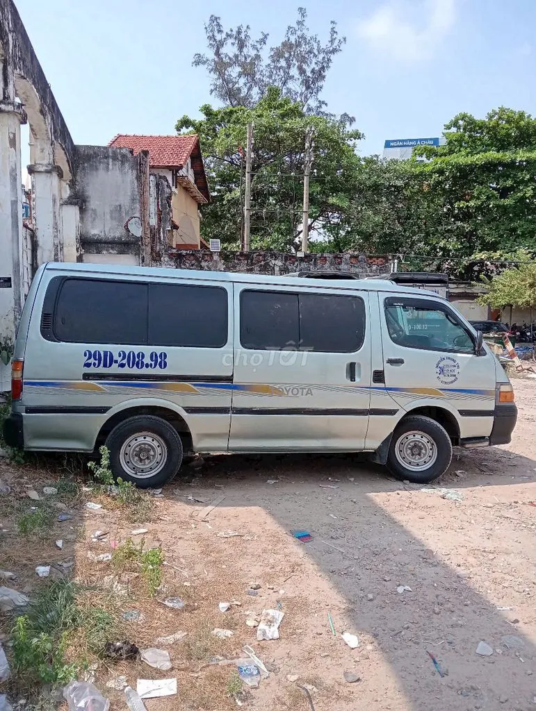 Toyota Hiace 2003 photo 2