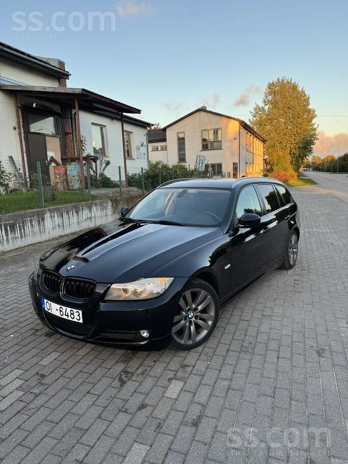 BMW 320 2011 photo 2