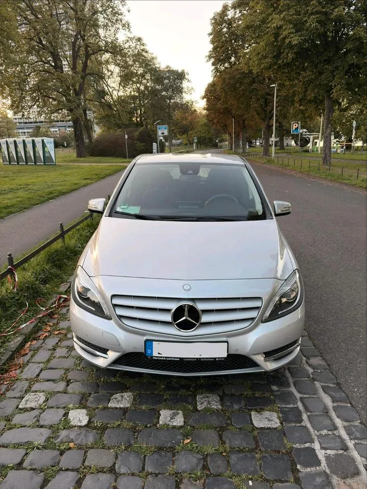 Mercedes-Benz B180