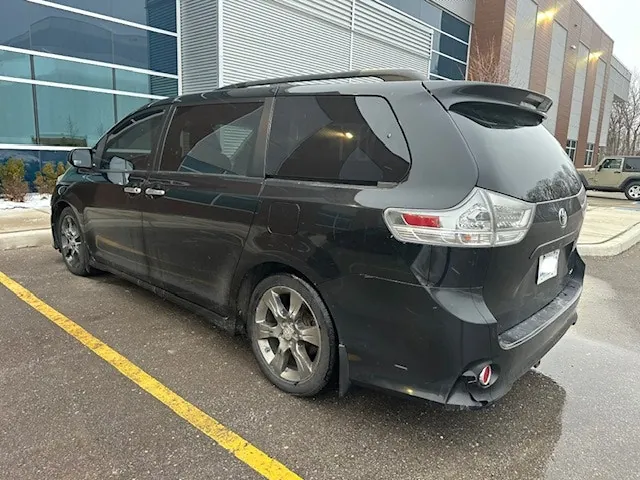 Toyota Sienna 2011 photo 3
