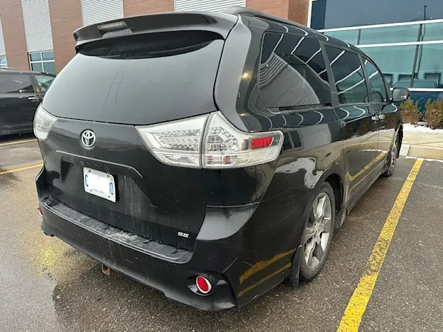 Toyota Sienna 2011 photo 4