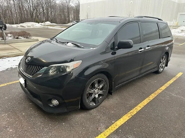 Toyota Sienna 2011 photo 2