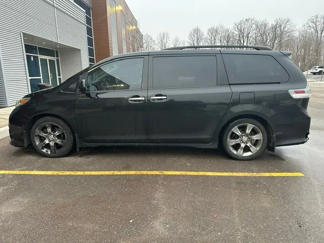 Toyota Sienna 2011 photo 5