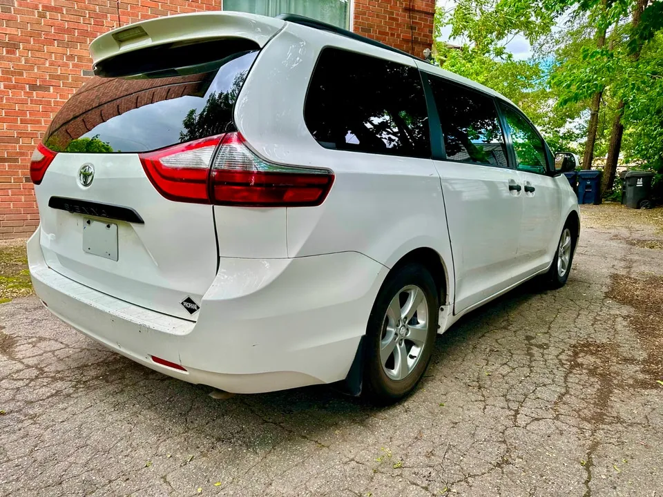 Toyota Sienna 2016 photo 2
