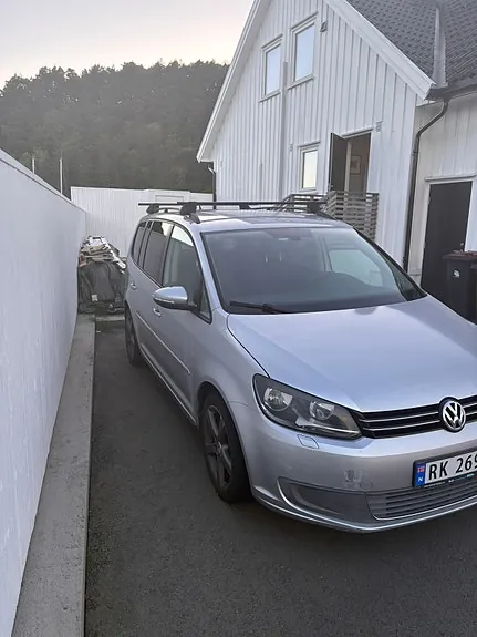 Volkswagen Touran 2011 photo 2