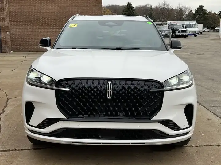 Lincoln Aviator 2027 photo 2