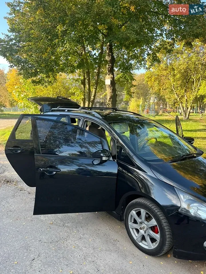 Mitsubishi Grandis 2004 photo 2
