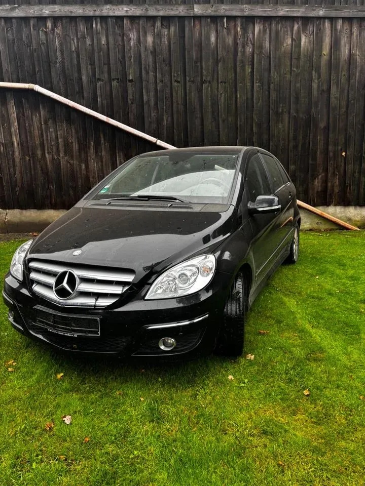 Mercedes-Benz B 180