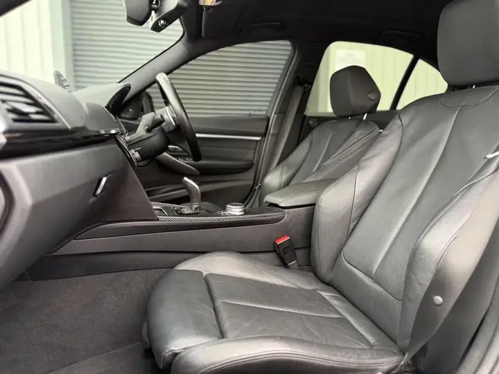 BMW 3 Series 2018 photo 3