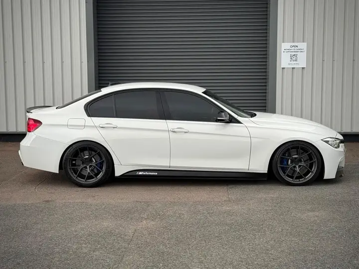 BMW 3 Series 2018 photo 5