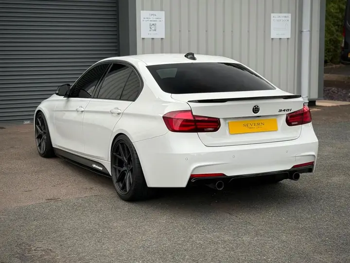 BMW 3 Series 2018 photo 2
