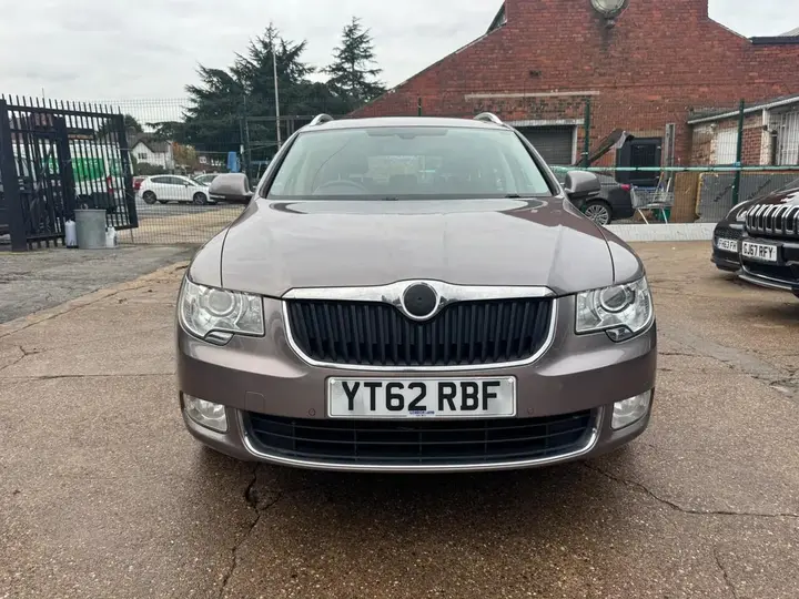 Skoda Superb 2012 photo 2
