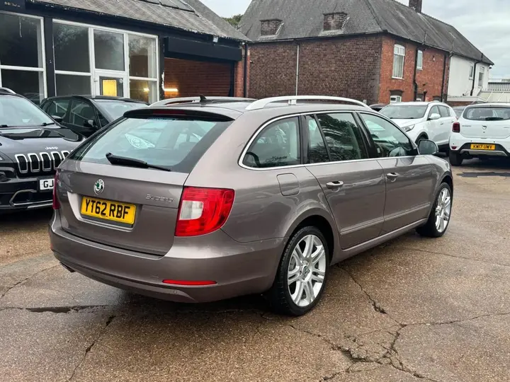 Skoda Superb 2012 photo 4