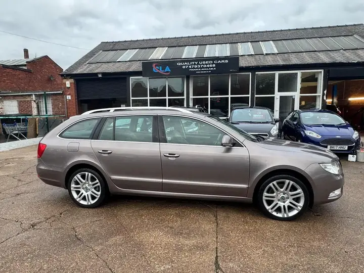 Skoda Superb 2012 photo 3