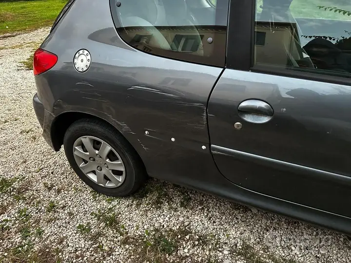 Peugeot 206 2010 photo 2
