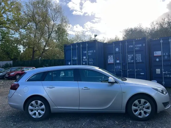 Vauxhall Insignia 2016 photo 2