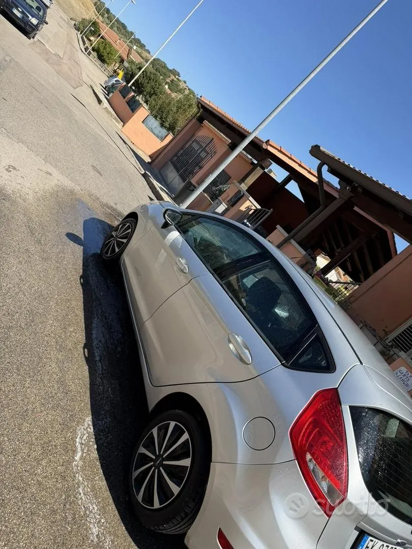 Ford Fiesta 2011 photo 3