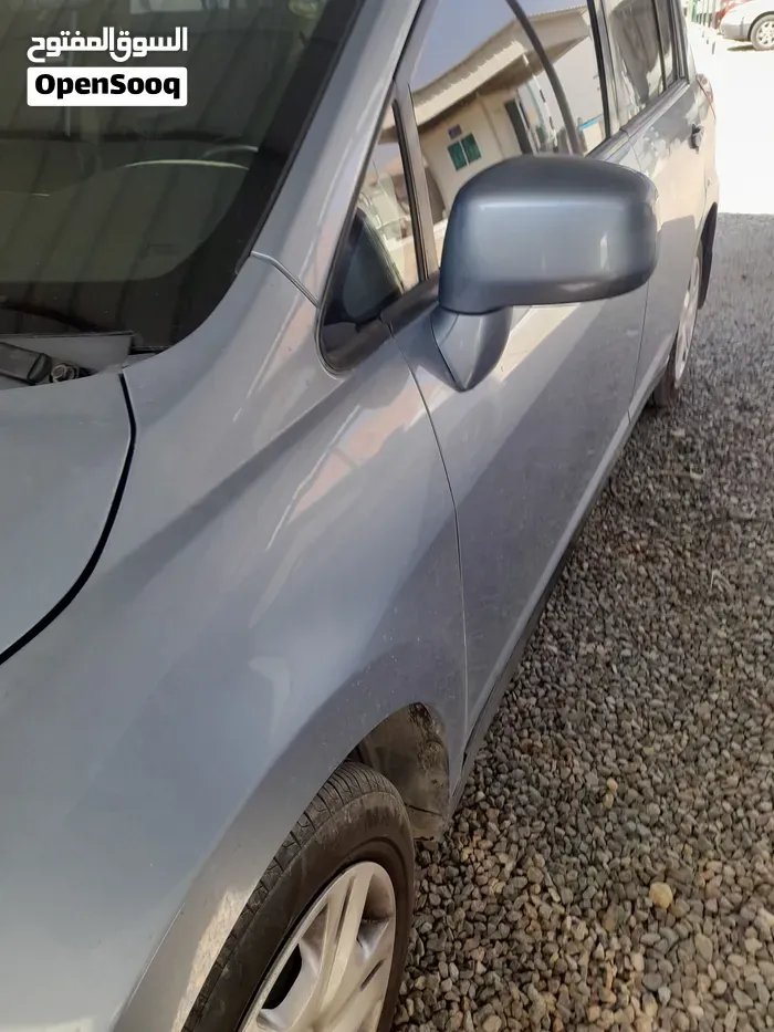 Nissan Versa 2011 photo 2