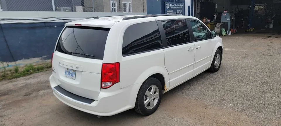 Dodge Grand Caravan 2012 photo 2