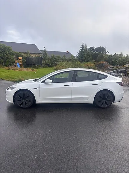 Tesla Model 3 2026 photo 2