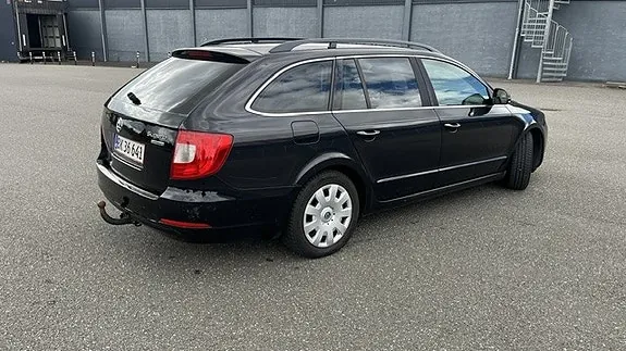 Skoda Superb 2011 photo 2